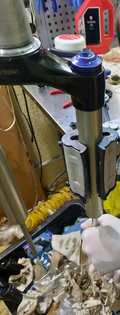 Ремонт велосипедной воздушной вики Rock Shox Гарантийный ремонт воздушной вилки Rock Shox